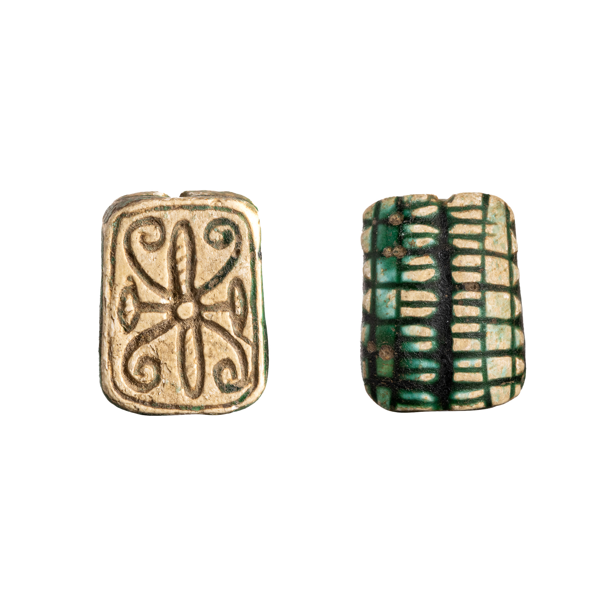 A New-Kingdom faience amulette. 14 Scarabs/Rosace.